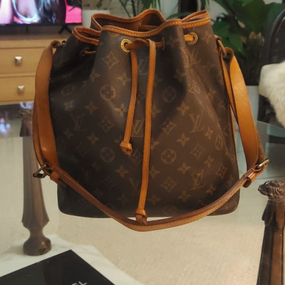 LV Petit Noe pre-owned Vintage brown Monogram shoulder bag!